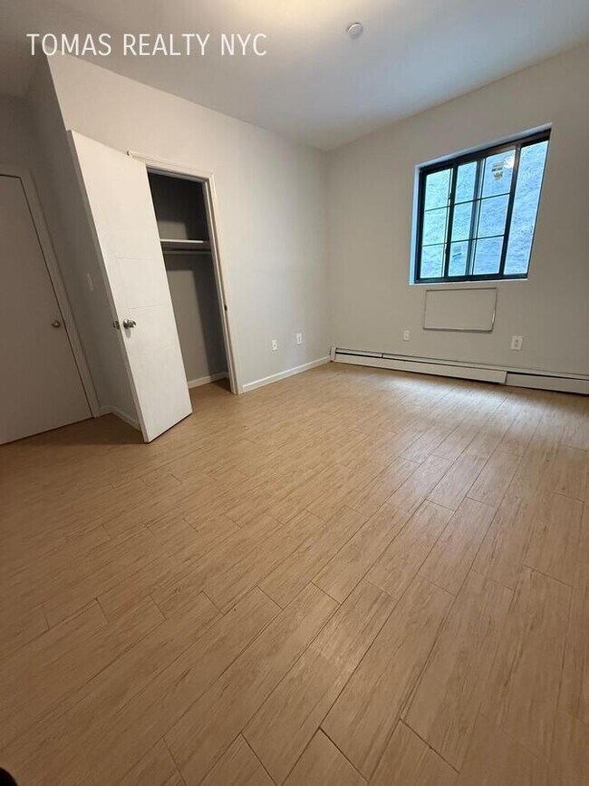 Building Photo - 727 E 181st St