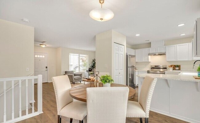 Building Photo - Spacious and Bright Home with 3 Bed and 2.5 Bath