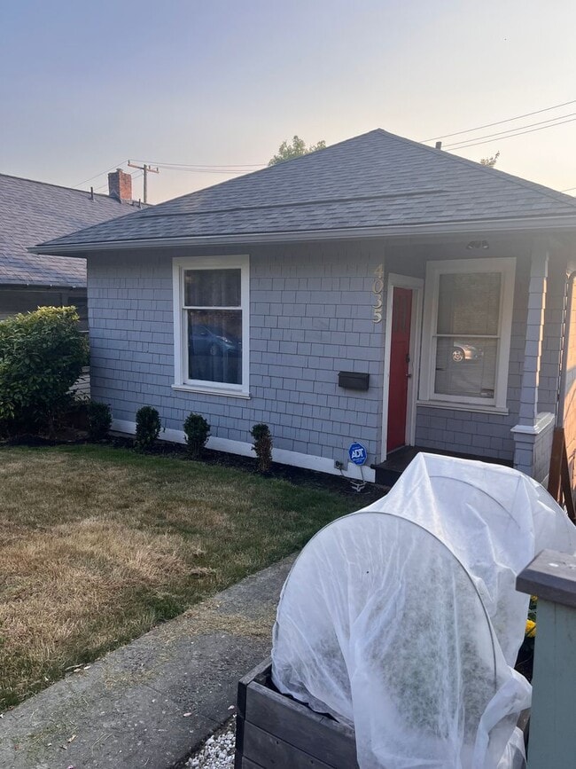 Building Photo - Mt Baker lower unit 2 bed and 1 bath next ...