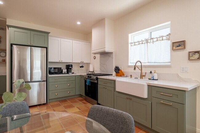 Building Photo - Contemporary New home in Monrovia