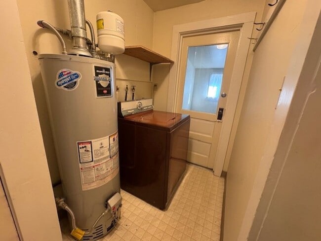 Building Photo - West Side Location