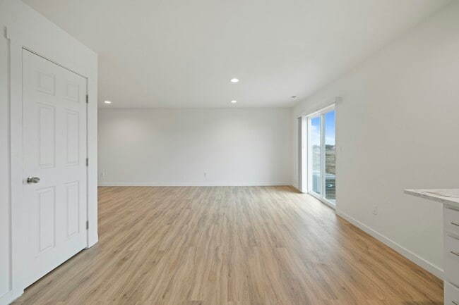 Building Photo - 2617 W Marina Dr