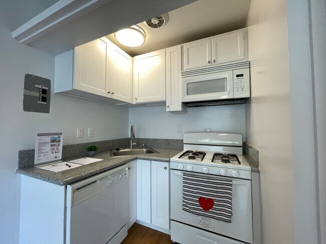 Interior Photo - 400-420 N. Oakland Ave