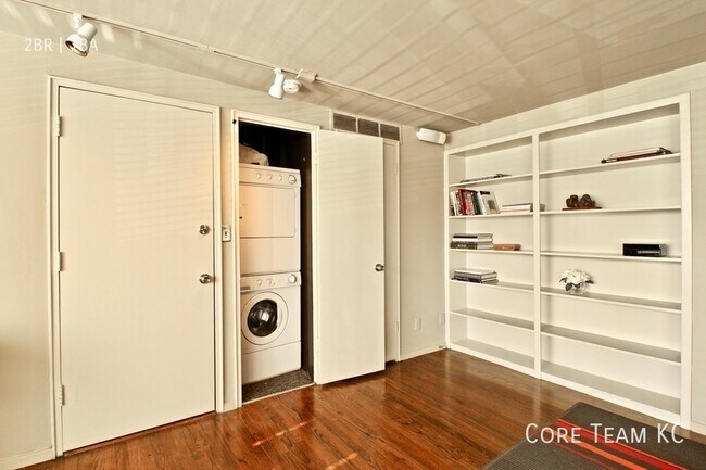 Building Photo - 1020 W 44th St