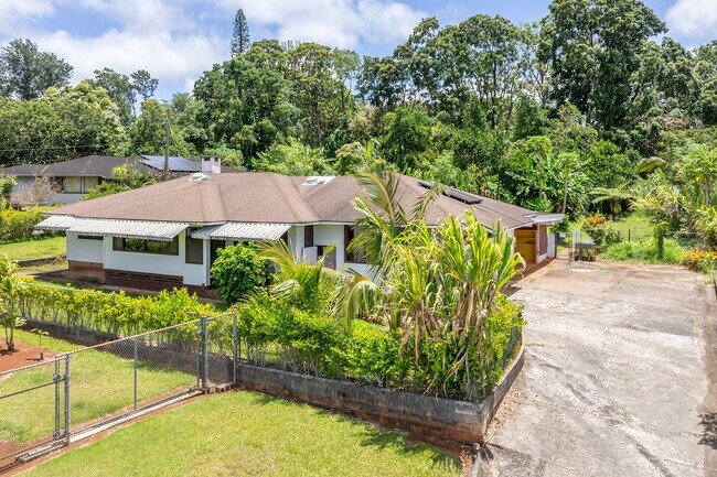 Building Photo - 3 Bed / 1.5 Bath house with carport Parking.