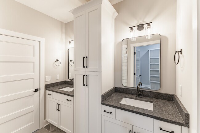 Building Photo - 592 River Watch Way