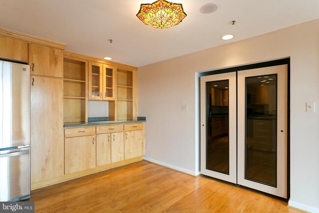 Building Photo - 250 S President St