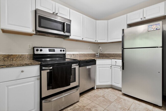 Building Photo - Simply Beautiful, Spacious 2 Bd/1Bth Condo on 50 acres of parklike setting w/ winding paths!
