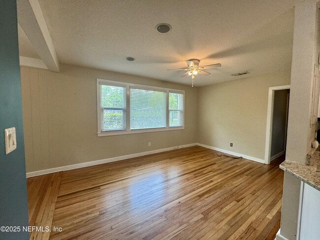 Building Photo - 1327 Azalea Dr