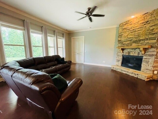 Building Photo - 9006 Blue Ridge Dr