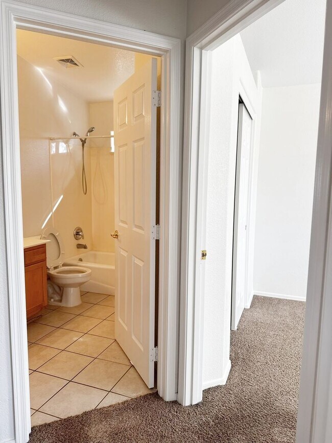 Building Photo - ABSOLUTELY STUNNING 4BR 2.5BA, OVER 2100SQFT, COMMUNITY POOL, CHANDLER