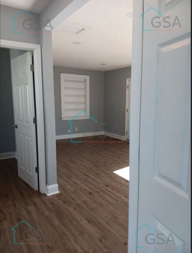 Building Photo - 3 Bedroom 2 Bath Available!