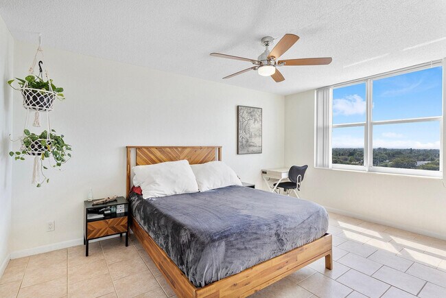 Building Photo - 1800 N Andrews Ave