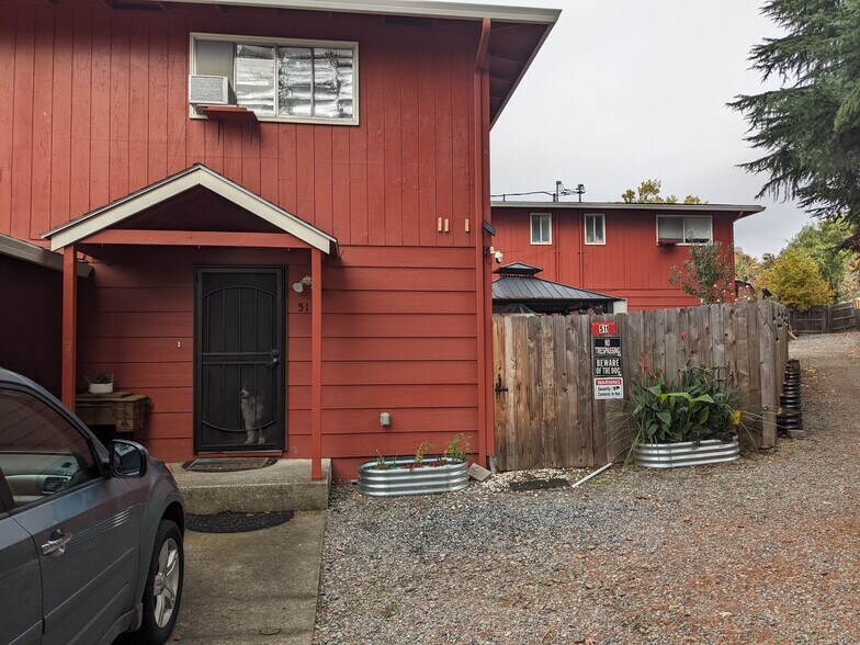 Building Photo - 515 C St
