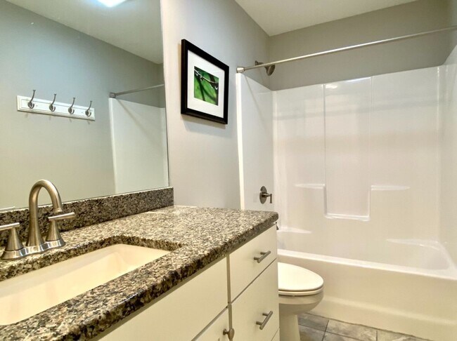 Building Photo - Newer Construction Close to Downtown Asheville