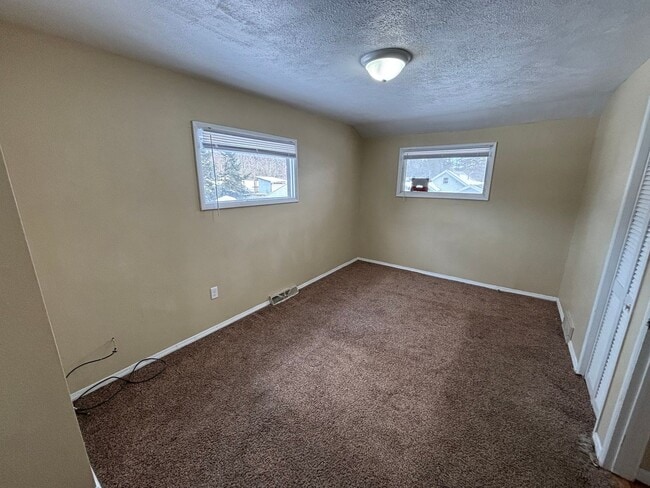 Building Photo - 3 Bedroom House