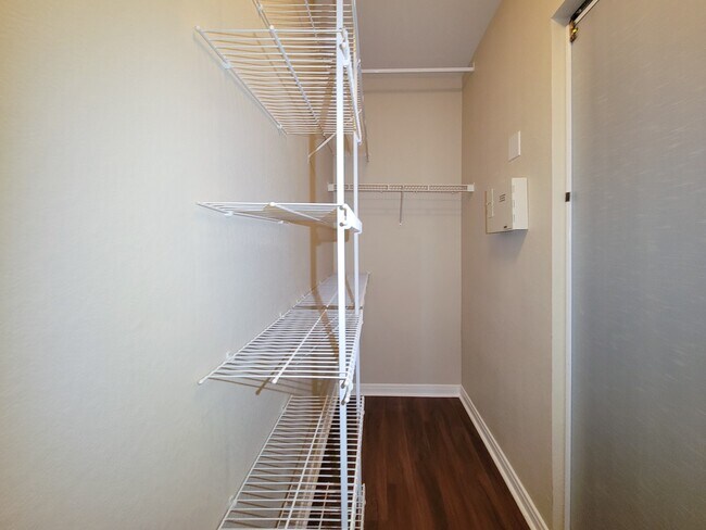 Building Photo - 7575 Kirby Dr