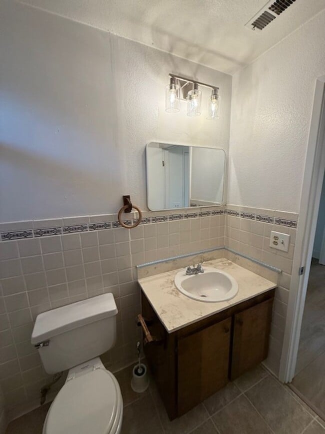Building Photo - For Rent – Charming 2-Bedroom Home in Rinc...