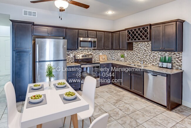 Building Photo - This Townhome Has Something for Everyone