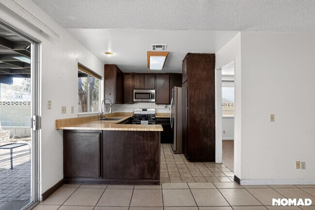 Building Photo - Charming 4BR House in Lancaster