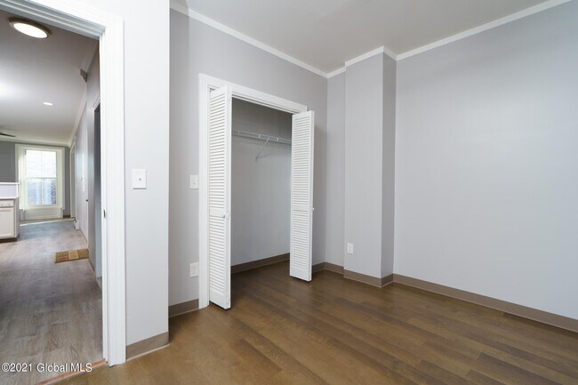 Building Photo - 10 Hall Pl