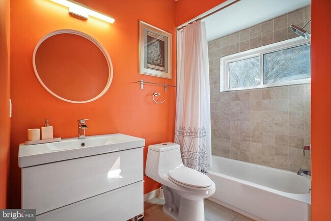 Building Photo - 1346 Nicholson St NW