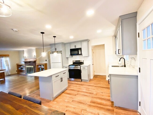 Building Photo - 143 Shore Dr