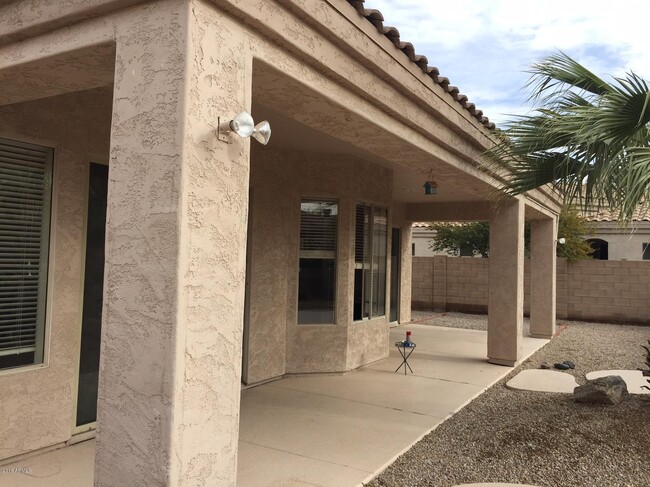 Building Photo - 853 W Raven Dr