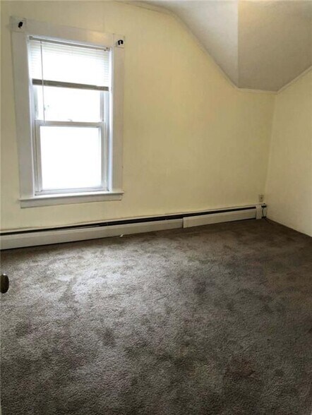 Building Photo - 6 Oak St