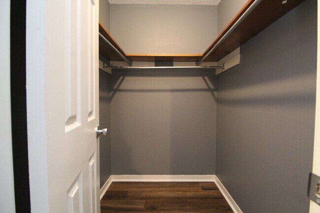 Building Photo - Updated 2BD/2BA Apartment in North Pensaco...