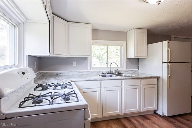 Building Photo - 6180 Hillford Ave NE