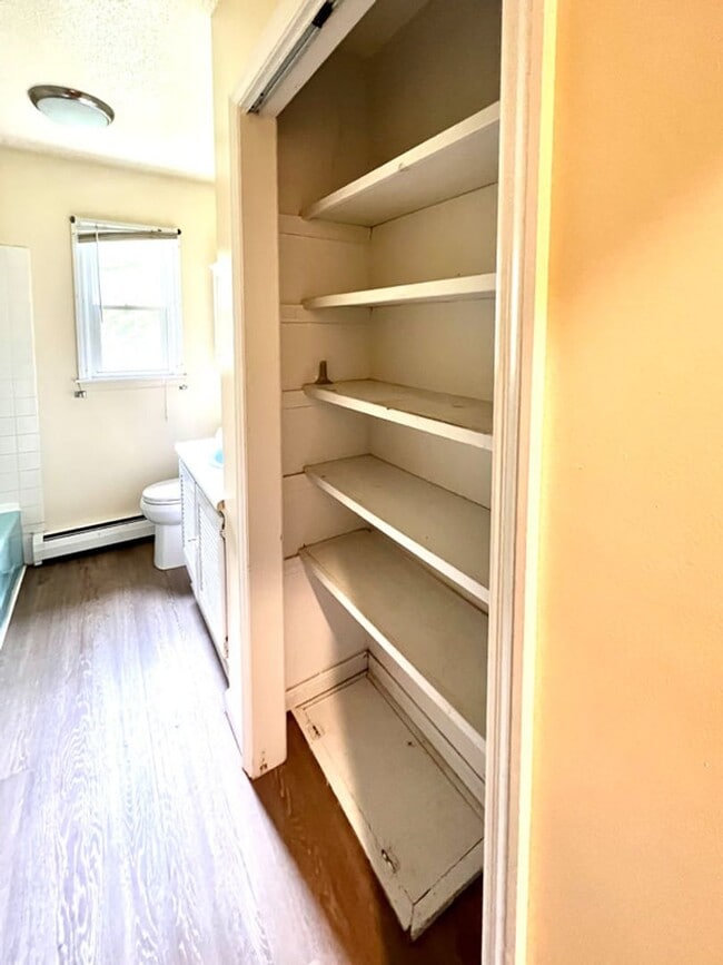 Building Photo - Spacious 5-Bedroom, 1.75 Bathroom Home in a Prime Location (58 East Terrace)