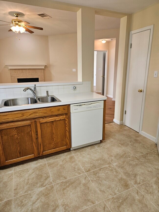 Building Photo - 1002 Woodview Dr
