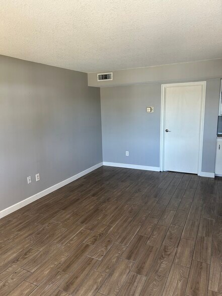 Building Photo - 2885 S Osceola Ave