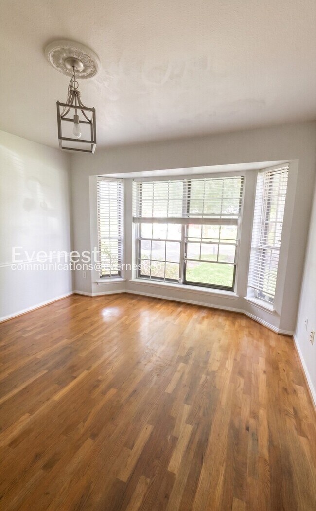 Building Photo - 4 Bed, 2 Bath Home with Fenced Yard & Garage / Pet-Friendly / Coming Soon!