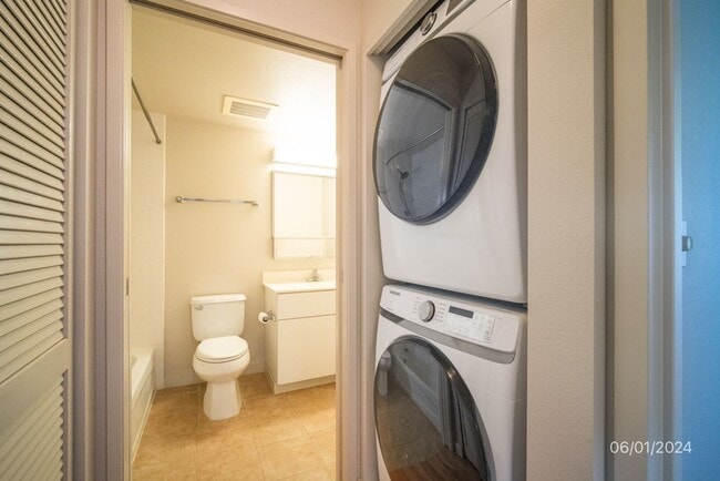 Building Photo - AWESOME VIEWS IN THIS GORGEOUS 1BR/1BA/2PK...