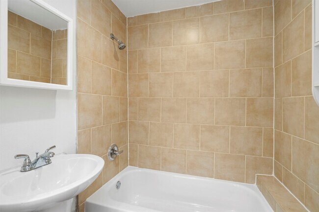 Building Photo - 5022 Lindsay St