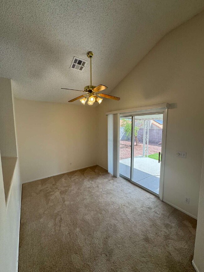 Building Photo - 3 Bed, 2 1/2 Bath Henderson