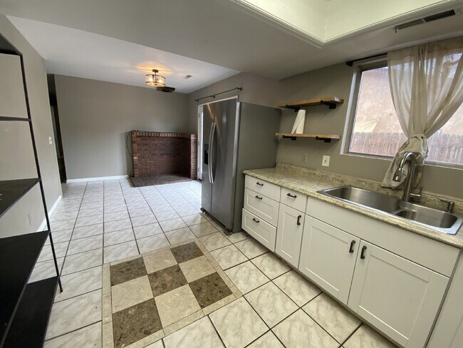 Building Photo - ***PETS ALLOWED*** 4-Bedroom home in Saint...