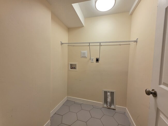 Building Photo - 2356 E Falcon Wy