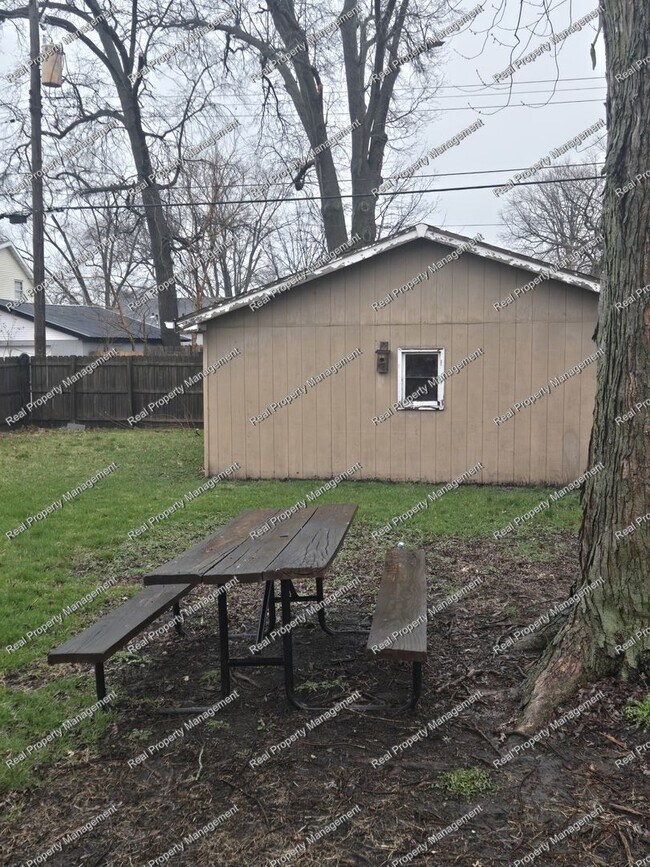 Building Photo - Three Bedroom Ranch