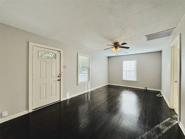 Building Photo - 6714 Dillon St