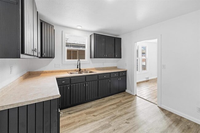 Building Photo - 1610 15th Ave