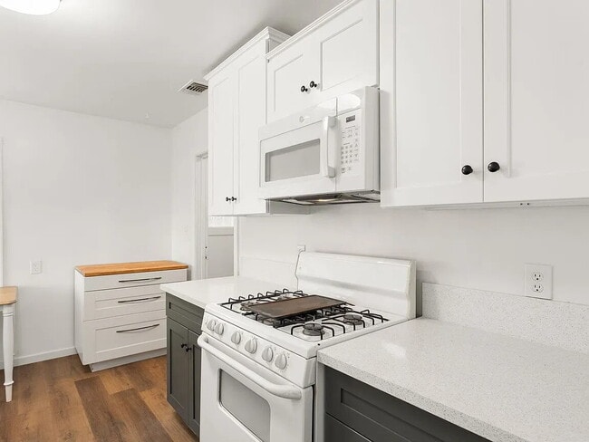 Building Photo - Welcome to this charming 2-bedroom