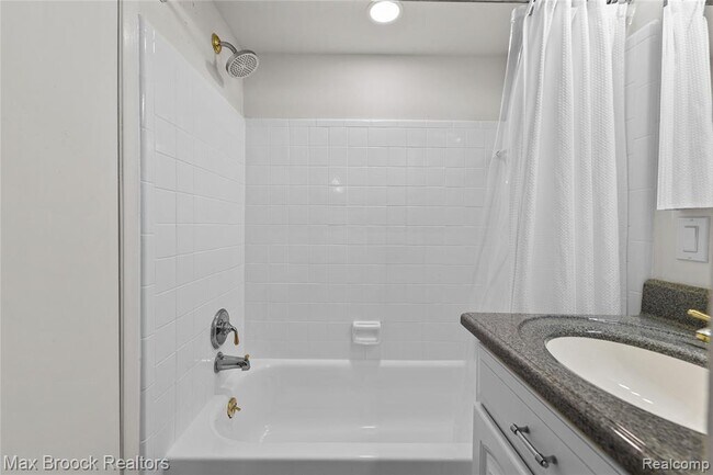 Building Photo - 704 Oakbrook Ridge Dr