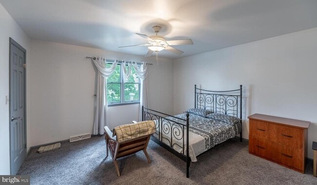 Building Photo - 211 Caravan Dr