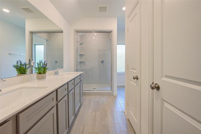 Building Photo - 609 Royal Arch Dr