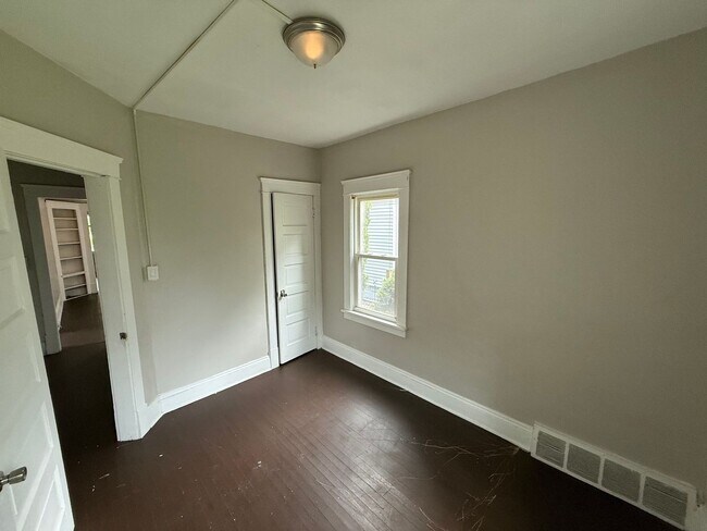 Building Photo - 700 E 117th St