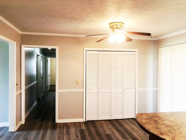 Building Photo - 1555 Flintwood Ave