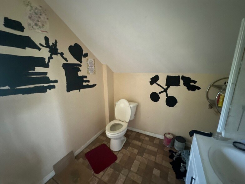 Building Photo - 805 S Hickory St